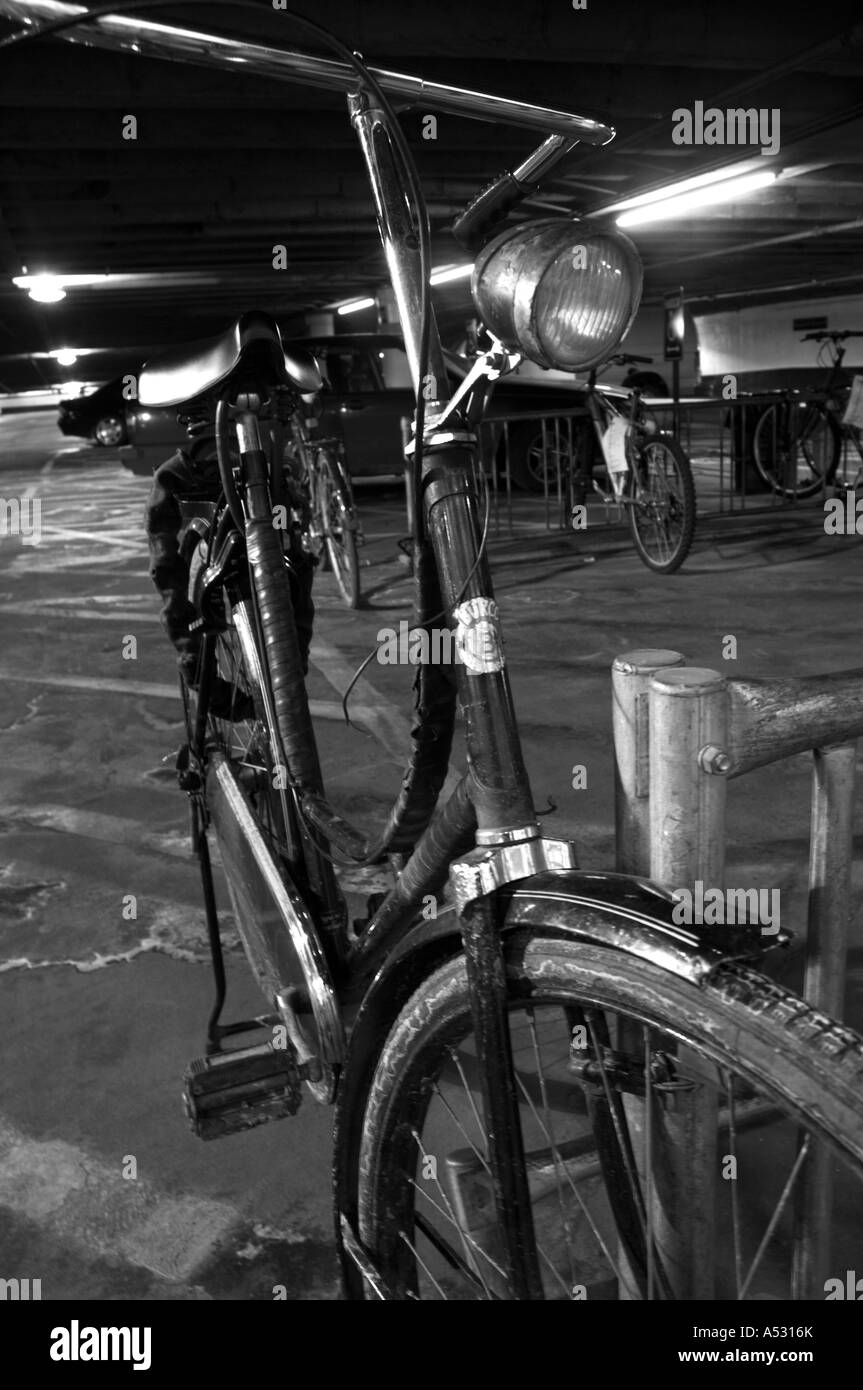 Eine schwarz / weiß Aufnahme eines stilvollen alten Fahrrades in einem Parkhaus in Manhattan. Platz für Kopie. Kamera: Nikon D2x. Stockfoto
