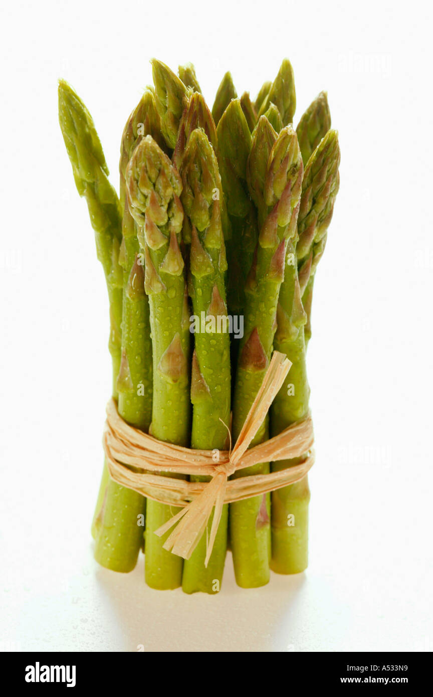 Bündel von grünem Spargel mit Wassertropfen Stockfoto
