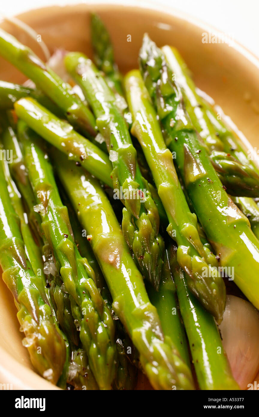 Marinierter grüner Spargel mit Knoblauch hautnah Stockfoto