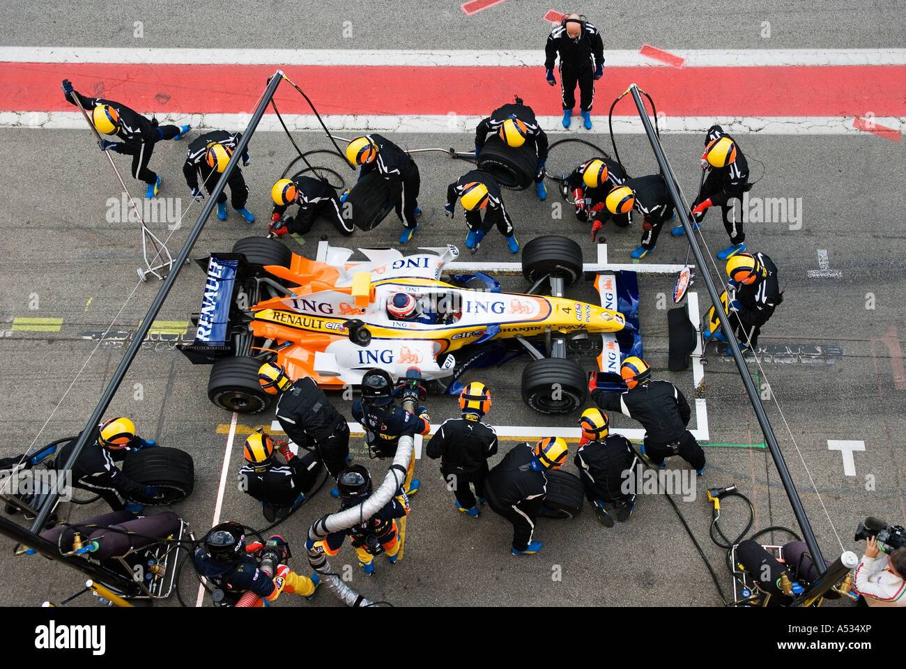 Heikki Kovalainen (FIN) macht einen Boxenstopp in der Renault R27 während der Formel-1-Testsitzungen im Februar 2007 Stockfoto