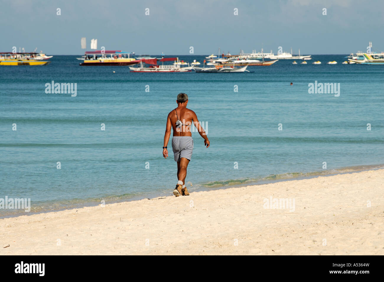 Touristen, die zu Fuß auf den Strand von Boracay Philippinen 2006 keine Freigabe Stockfoto