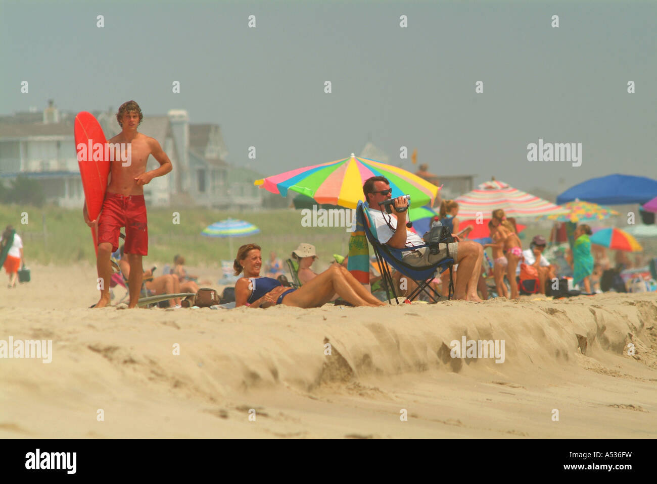 Die Menschen strömen zu den Stränden der Atlantikküste im Sommer Stockfoto