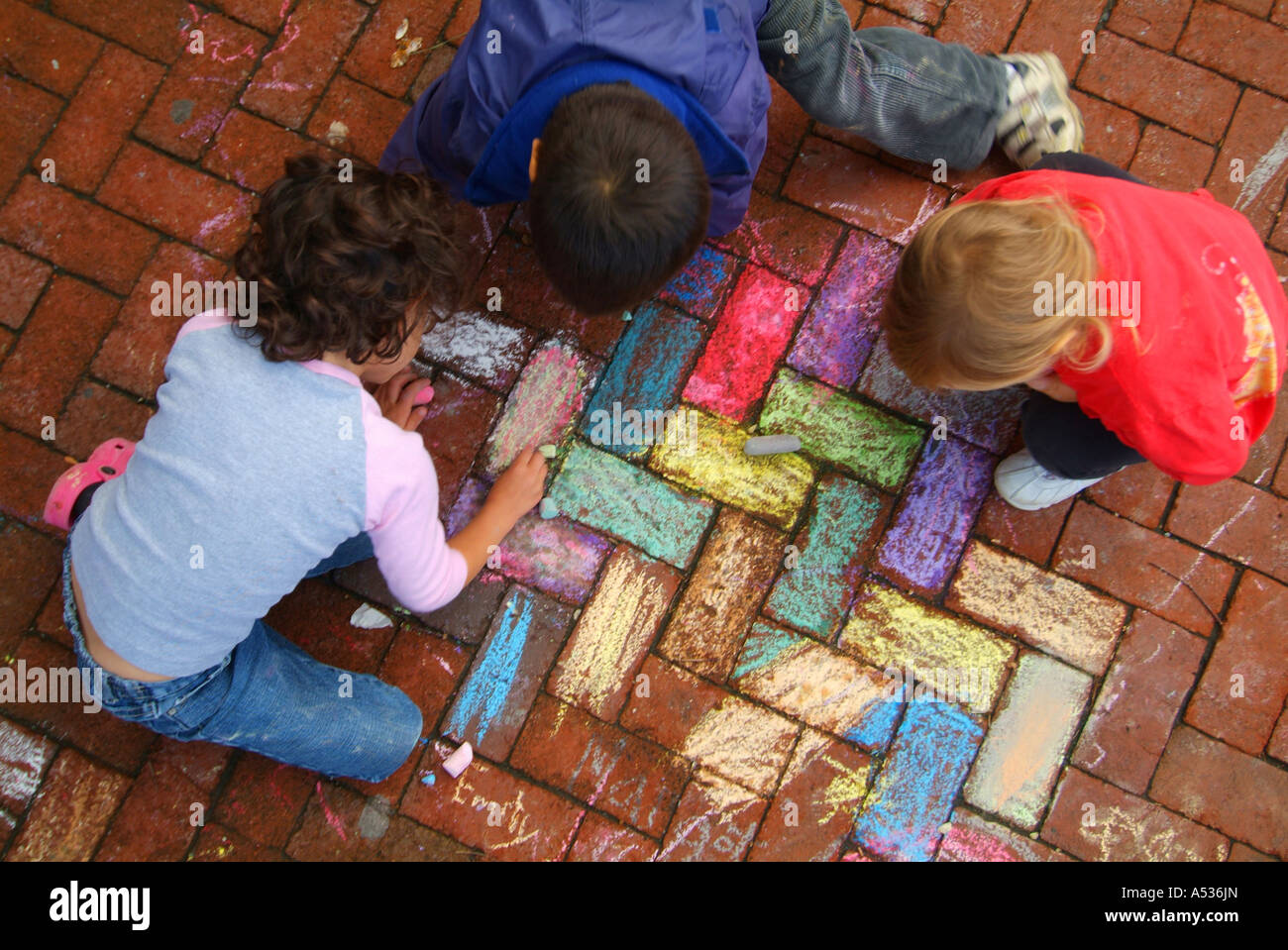 Kinder Farbe Ziegel mit Bürgersteig Kreide in Takoma Park, Maryland Stockfoto