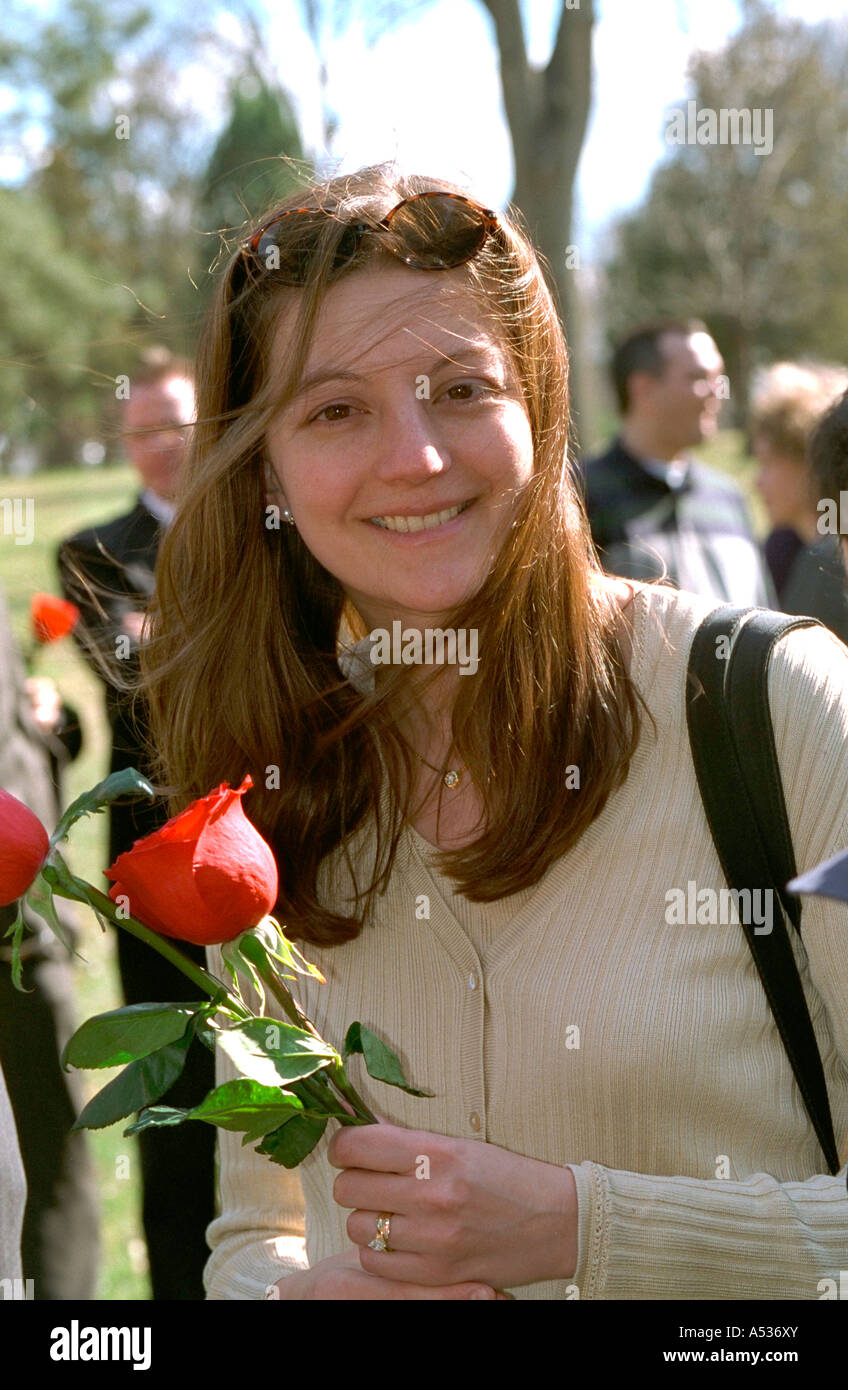 Frau halten Rosen am Friedhof. Friedhof von Crystal Lake Minneapolis Minnesota USA Stockfoto