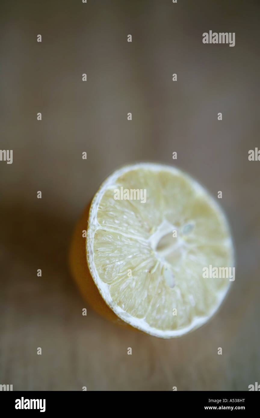 Eine halbe Zitrone mit Feinfokus und Fokus-Hintergrund Stockfoto