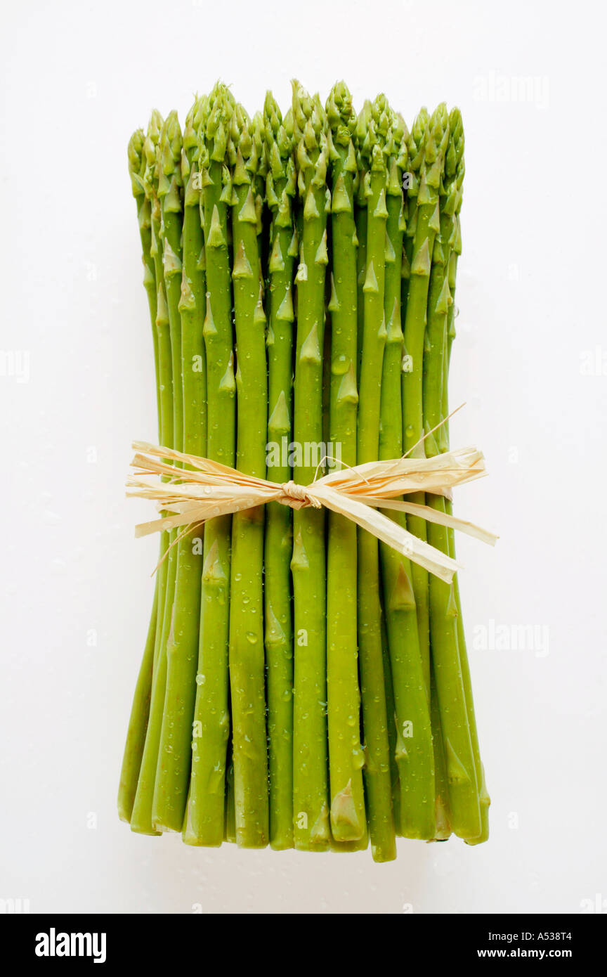 Bündel von grünem Spargel mit Wassertropfen Stockfoto