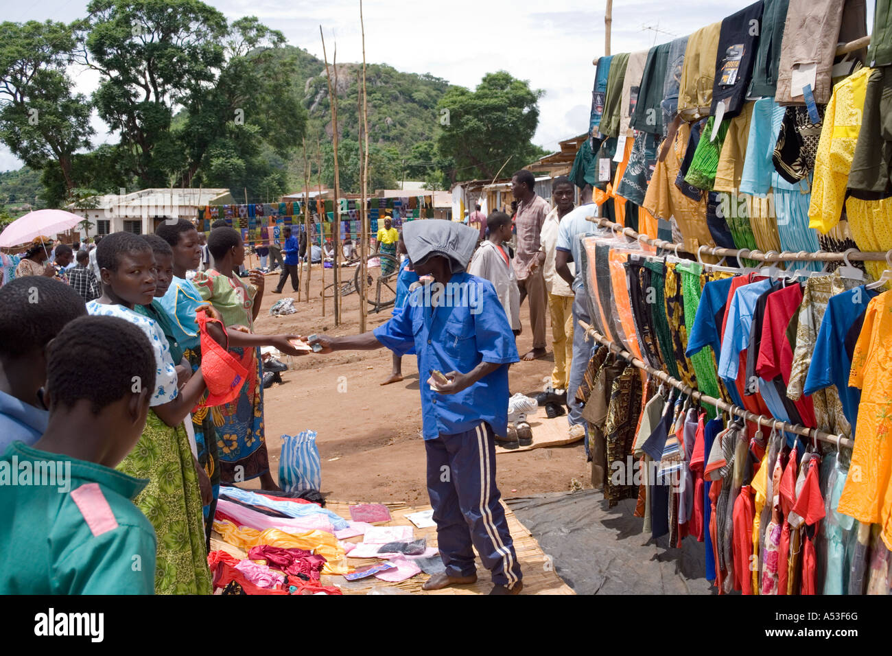 Kleidung zum Verkauf an den Samstagsmarkt am Dorf Nkhoma, Malawi, Afrika Stockfoto