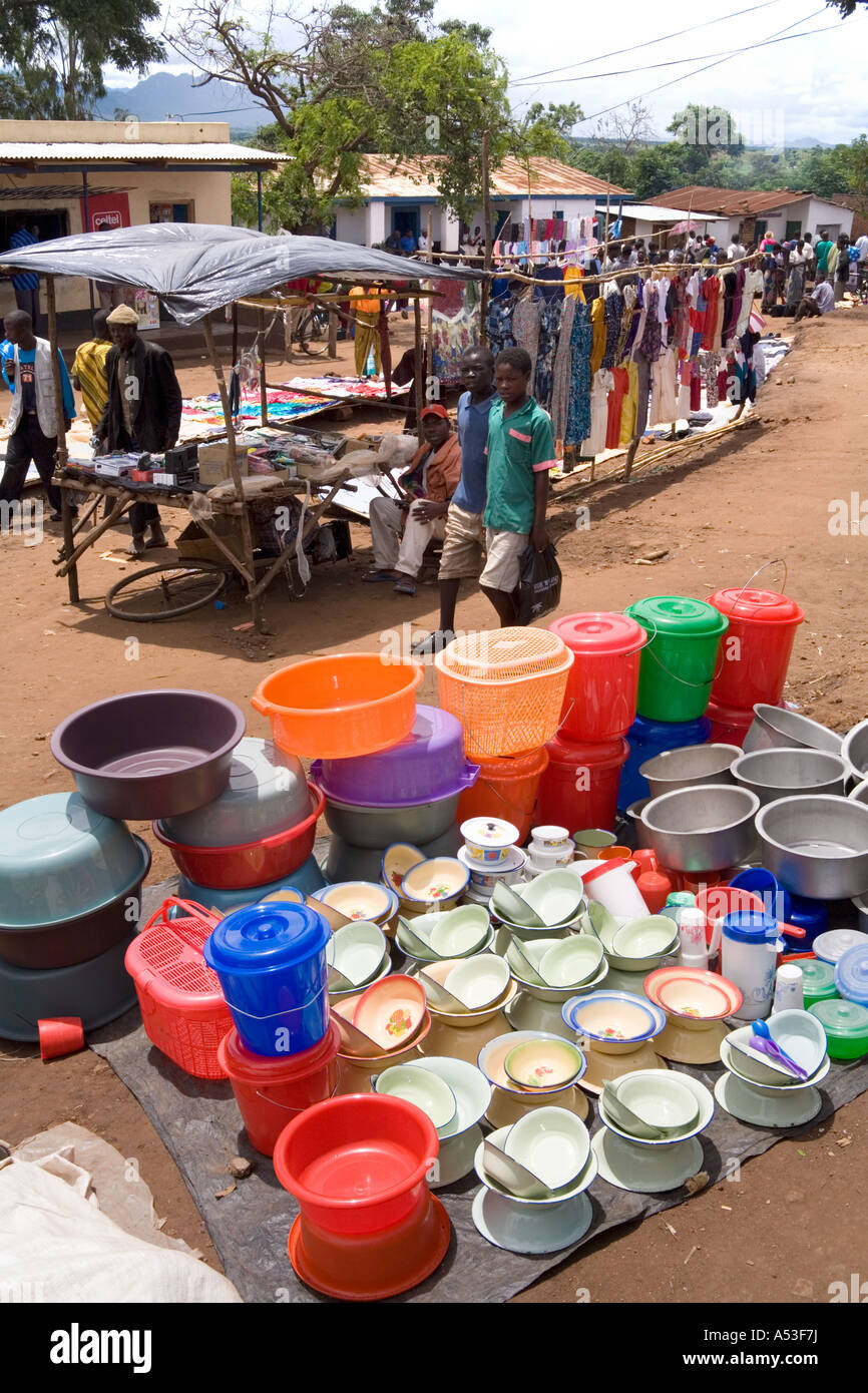 Geschirr, Töpfe und Pfannen zum Verkauf an den Samstagsmarkt in Nkhoma  Malawi Afrika Stockfotografie - Alamy