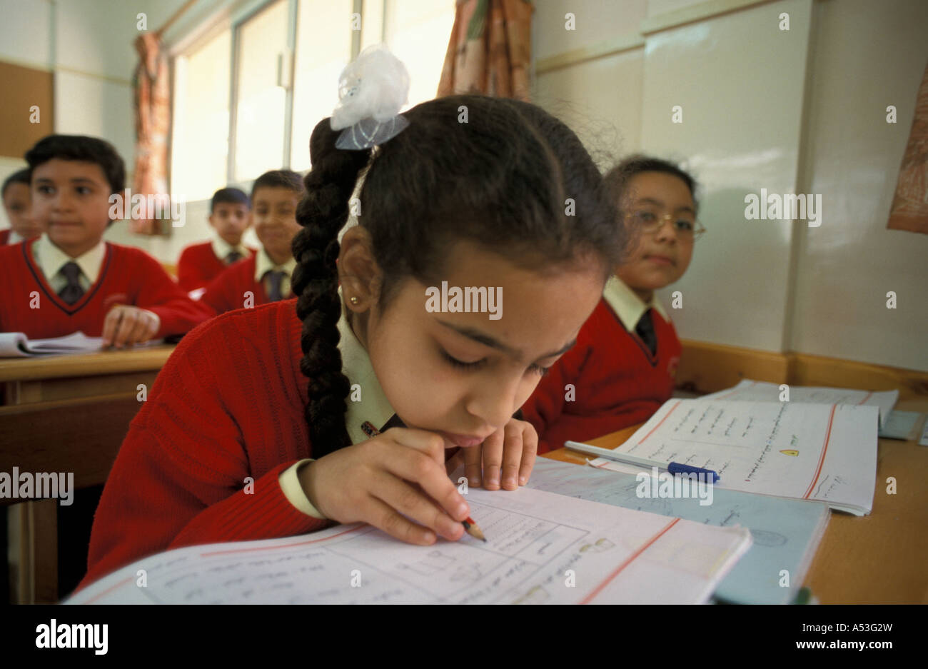 Ägypten Abou Kir franziskanischen Schule Alexandria Mädchen Schreibpapier Buch Land entwickeln Nation weniger Stockfoto
