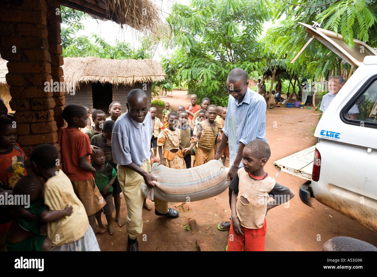 Bereitstellung von Nahrung liefert im Rahmen des Projekts Joseph Fütterung Programm in das Dorf Lombwa, Malawi, Afrika Stockfoto