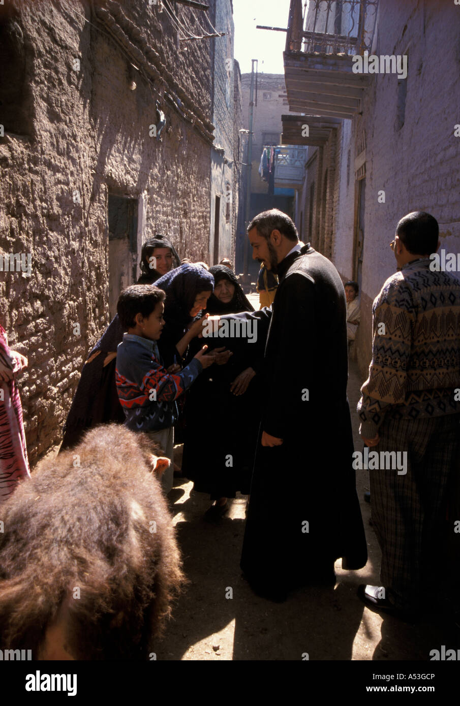 Painet ha0774 5732 katholischer Priester Vater Christen Manhari Minya Land entwickeln Nation wirtschaftlich weniger besuchen Stockfoto