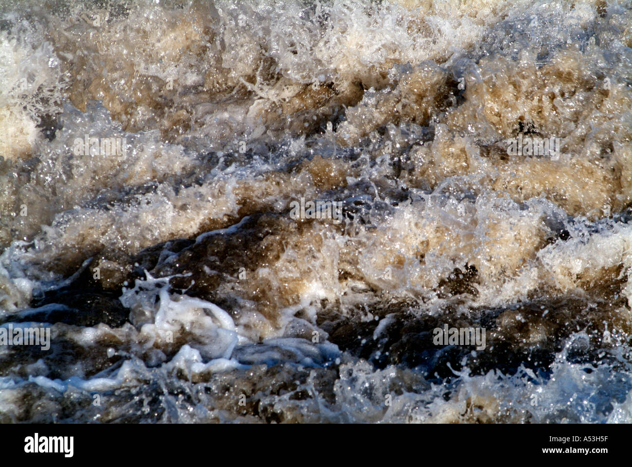 raue turbulenten schäumenden Wasser trübe plätschernden Wellen Stockfoto