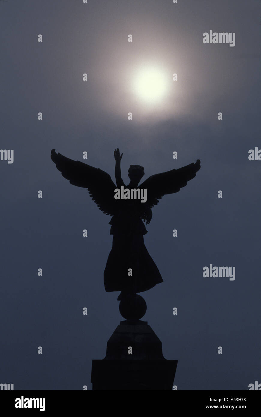 Kanada-Quebec Montreal Statue auf Parc Mont Royal Silhouette von Wintersonne Stockfoto