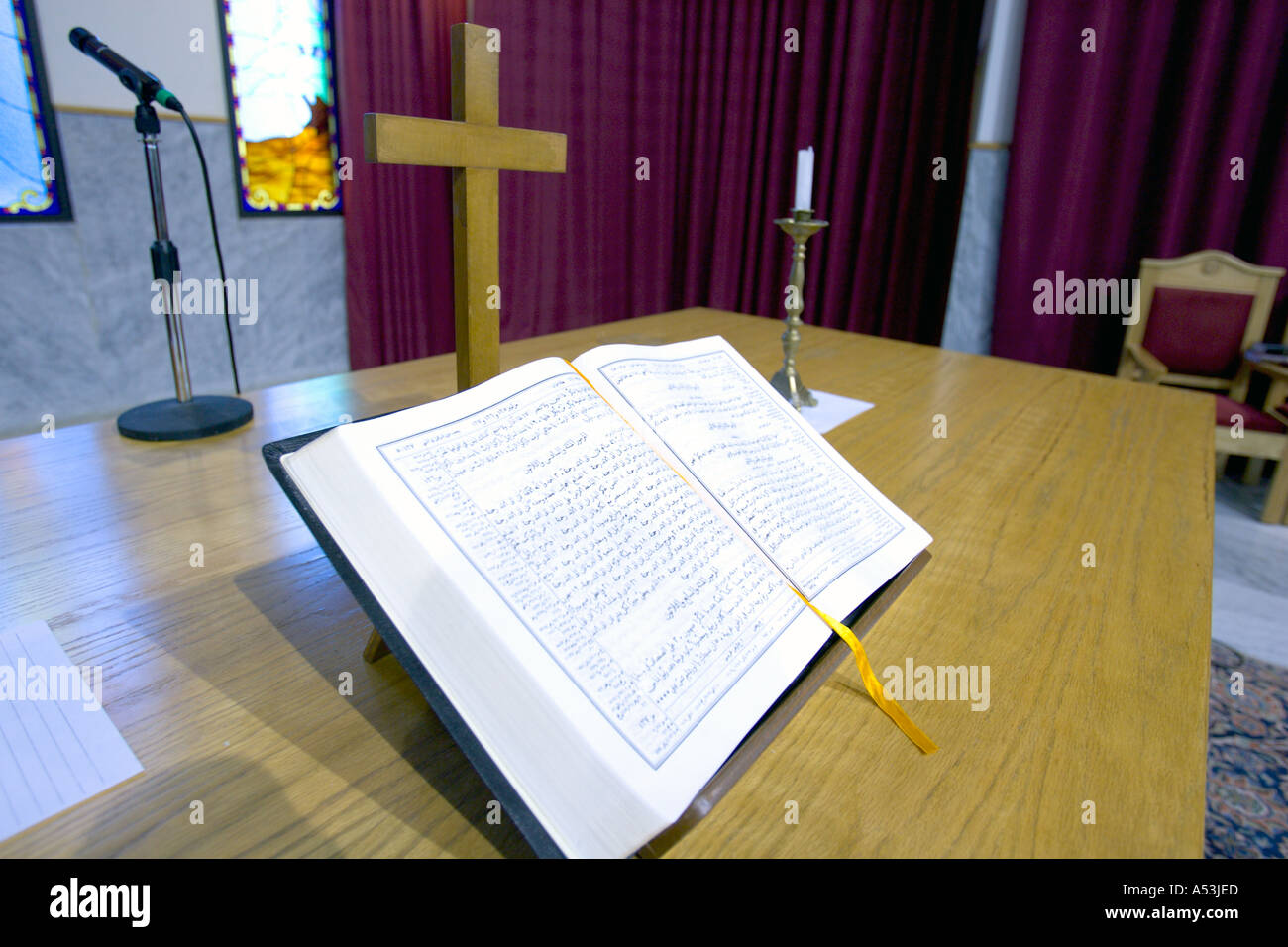 Libanon BEIRUT Christian Bible in arabischer Sprache auf dem Altar der christlich-protestantische Kirche in Beirut Libanon Stockfoto