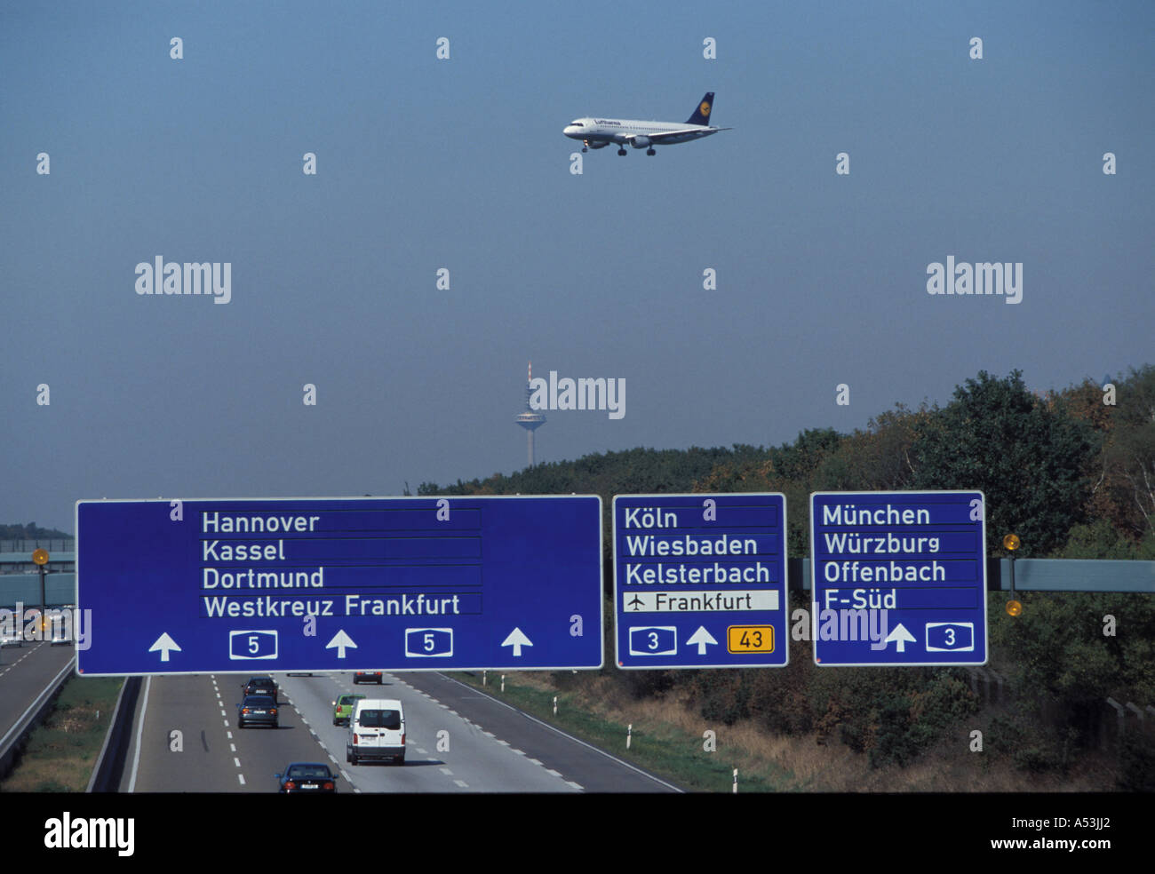 Frankfurt am Main: Ansatz ein Lufthansa-Airbus zum Frankfurter Flughafen direkt oberhalb der Autobahn Frankfurt-Kreuzung Stockfoto