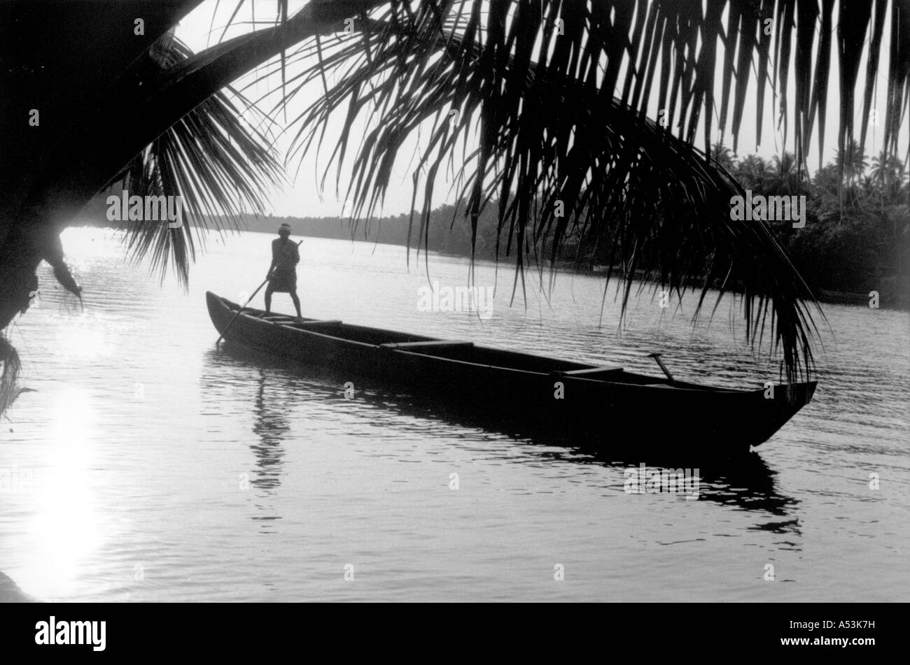 Painet ha1506 304 schwarz / weiß Landschaft Boot Binnenwasserstraßen Kerala Indien Land Entwicklungsland wirtschaftlich Stockfoto