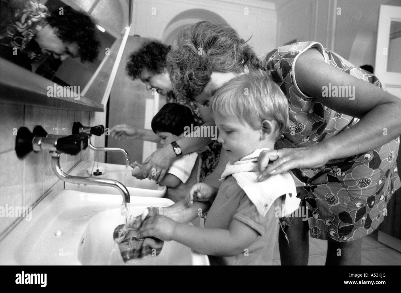 Painet ha1284 071 schwarz / weiß Frau Kind junge Gesundheit Bewusstsein Assistenten Kinderhilfe waschen Waisenhaus Prag Tschechien Stockfoto