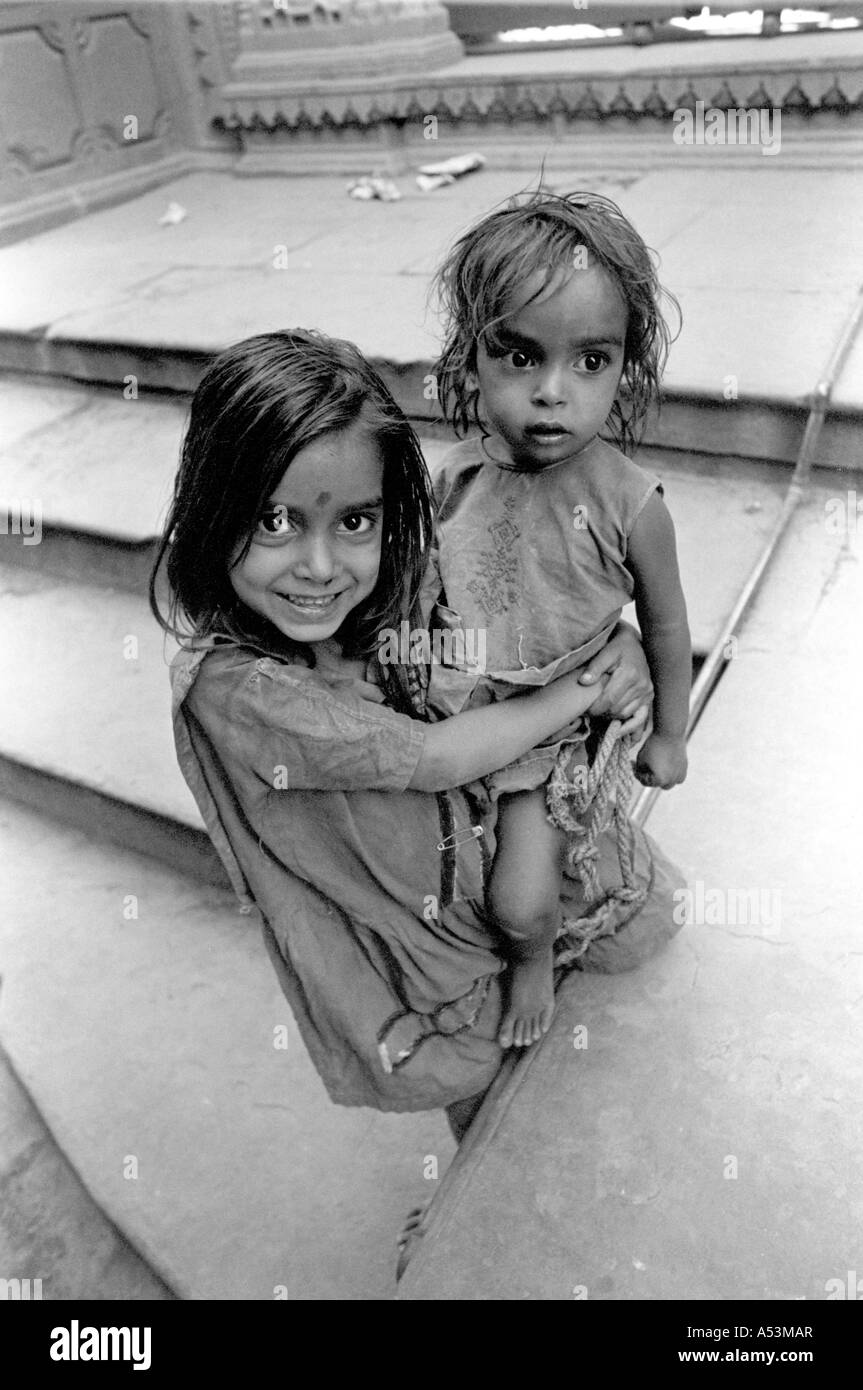 Painet ha1389 203 schwarz und weiß steht Mädchen Benares Indien Land entwickeln Nation wirtschaftlich entwickelten Kultur Stockfoto