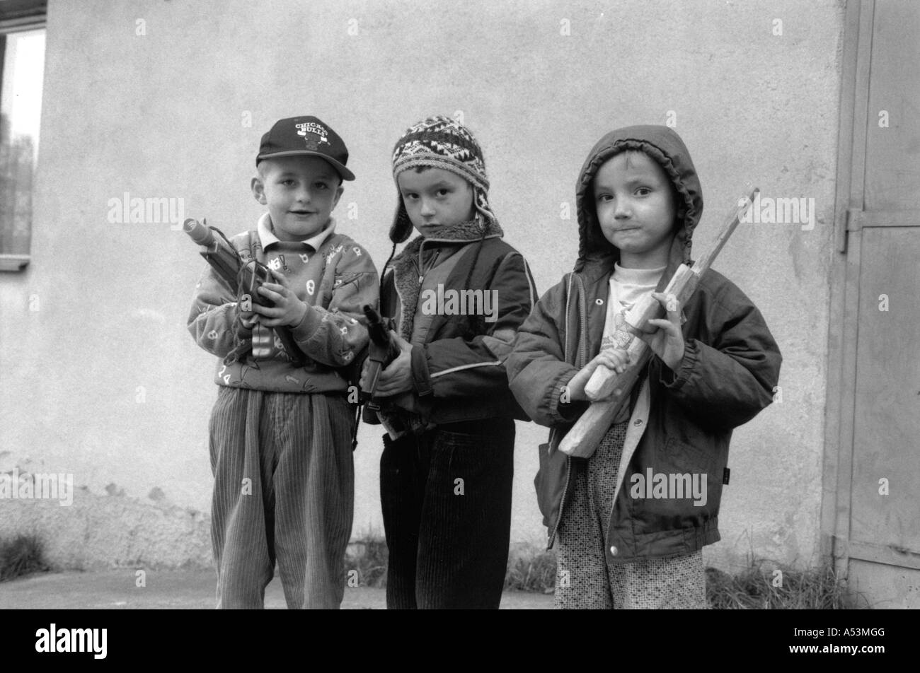 Painet ha1410 235 schwarz-weiß Krieg bosnischen Flüchtling Kinder jungen Waffen Pistole junge Tschechische Republik Land Entwicklungsland Stockfoto