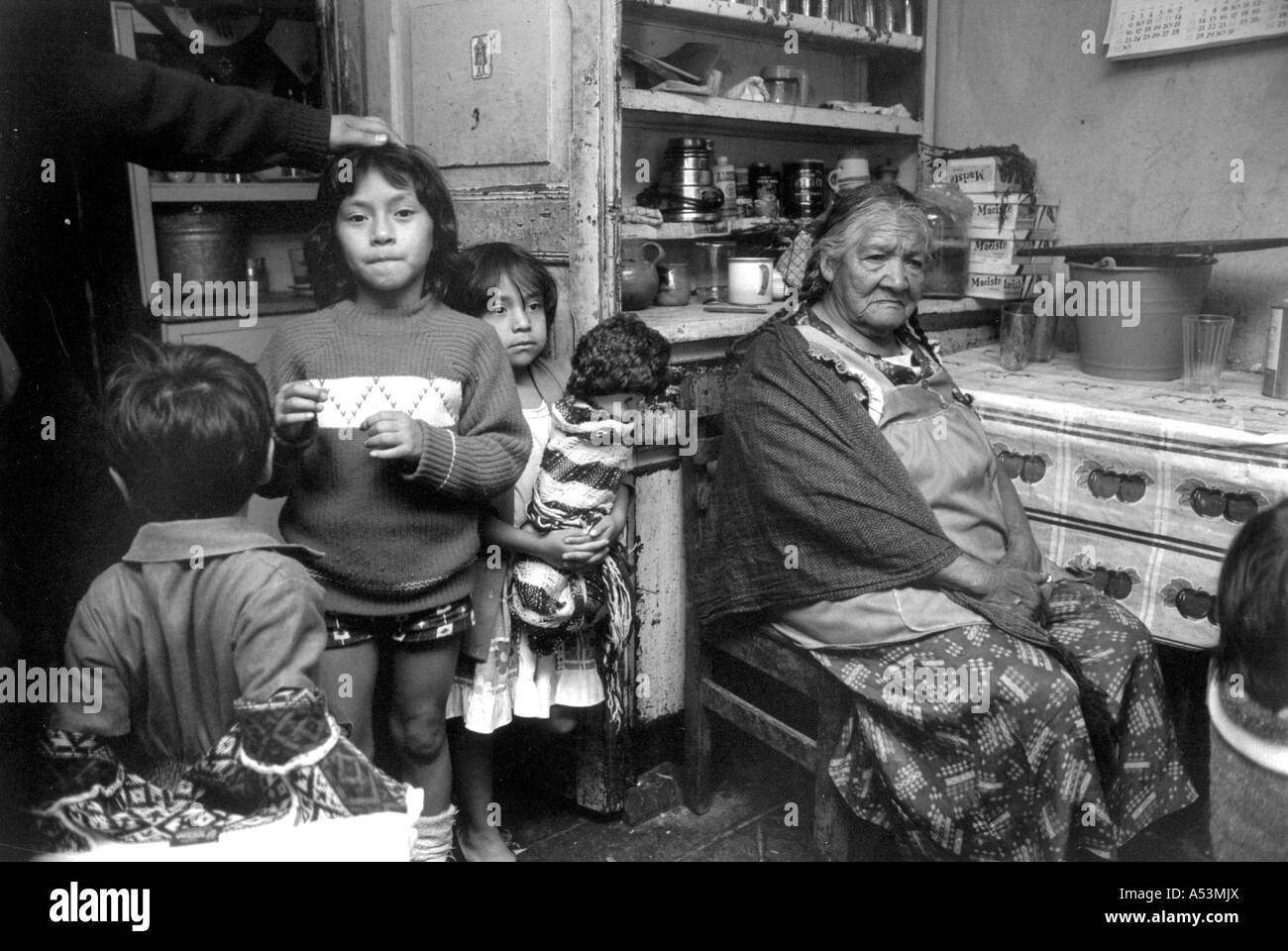 Painet ha1425 250 schwarz-weiß ältere Altern Großmutter Kinder drängten sich Tenement Wohnung Tepito hispanischen Mexiko Stockfoto