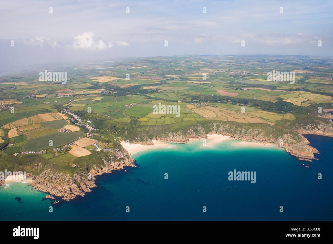 Luftaufnahme von Porthcurno Minnack Theatre Pedn Vounder Pednvounder Cornish Strand türkisfarbenem Meer im Sommer Sonne Sonnenschein Stockfoto