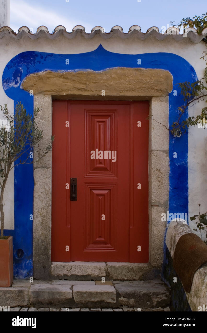 Typische Tür bei Óbidos - Portugal Stockfoto