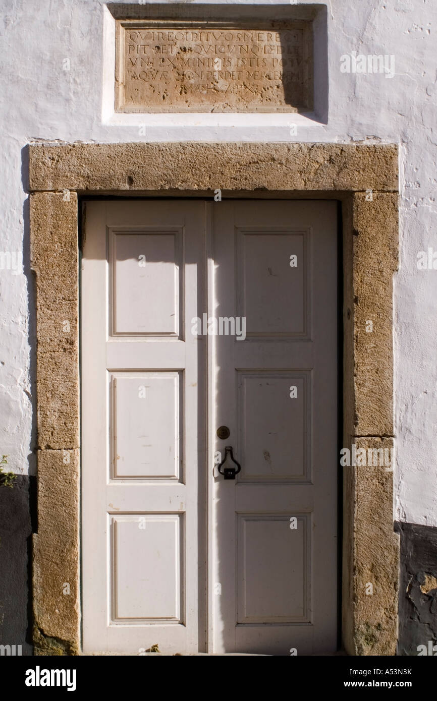 Typische Tür bei Óbidos - Portugal, mit Inschrift Stockfoto