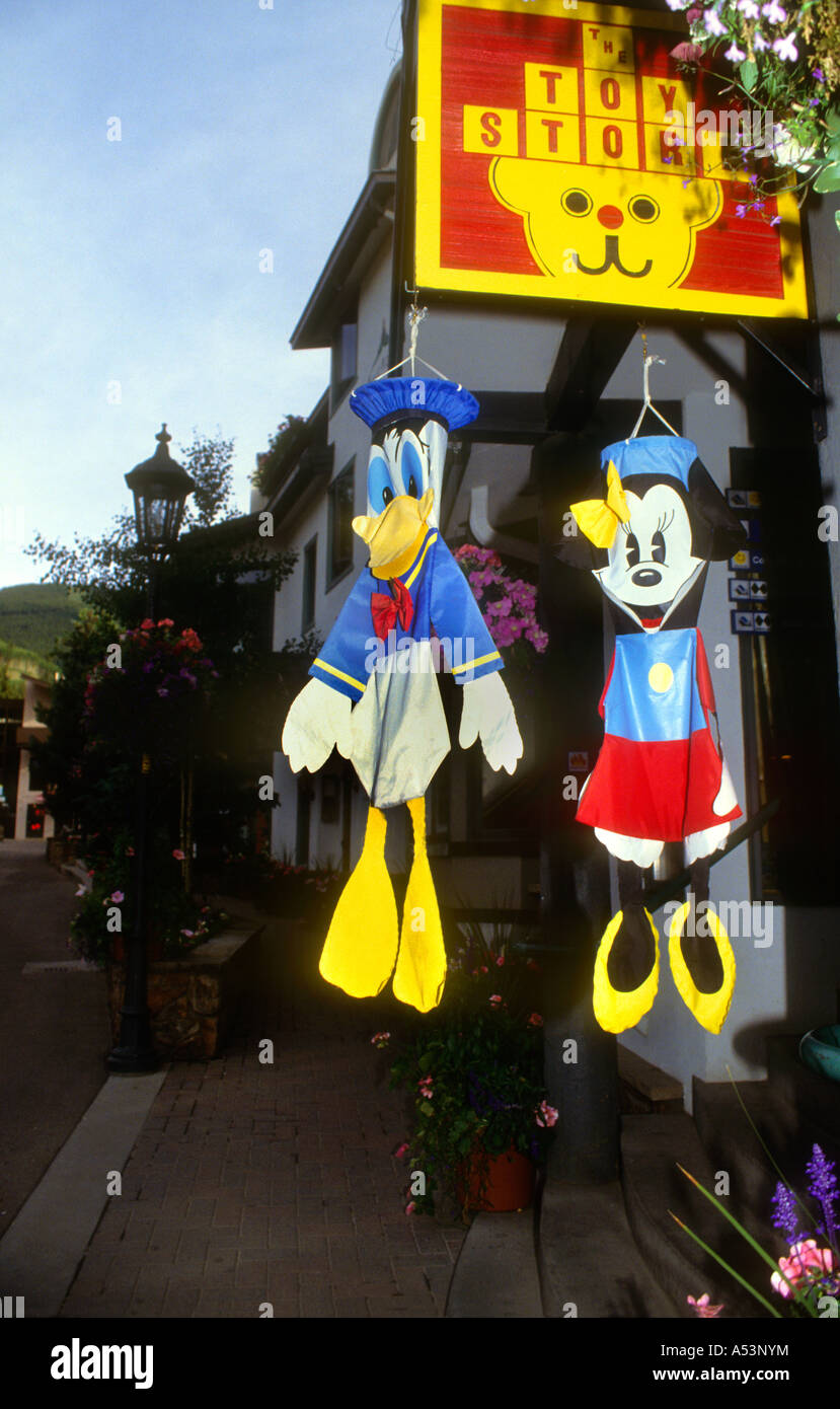 Donald Duck & Minnie Mouse-Disney-Figuren, hängen vor einem Spielzeugladen In der Ski-Resort-Stadt, Vail, Colorado USA. Stockfoto