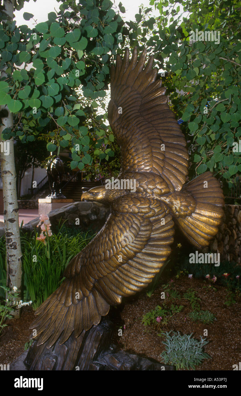 Bronze-Skulptur eines Adlers im Flug. Stockfoto