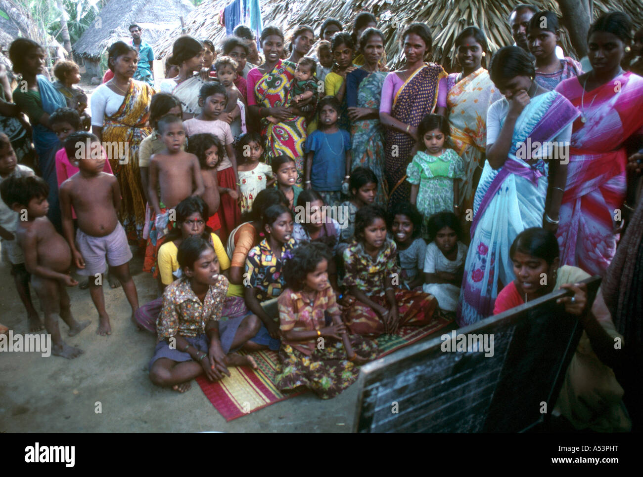 Painet ha1707 3427 Indien Erwachsenenalphabetisierung Ernährung Klasse statt Slum Straße Chennai Tamil Nadu Land Entwicklungsland Stockfoto