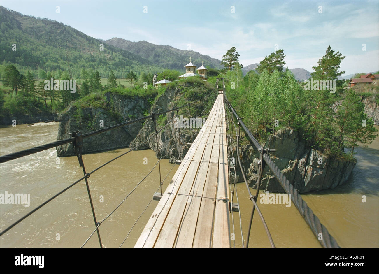 Eine hölzerne Hängebrücke auf die Insel Patmos durch den Katun-Fluss Sibirien Altai Russland Stockfoto