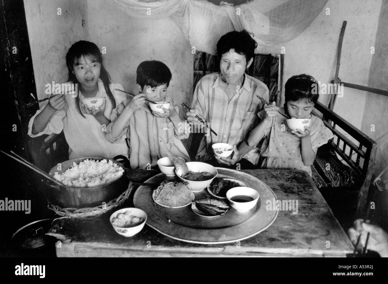 Painet ha1754 352 schwarz-weiß Essen Familie Essen Mahlzeit Nam ha Dorf ky Anh Vietnam Land entwickeln Nation weniger Stockfoto