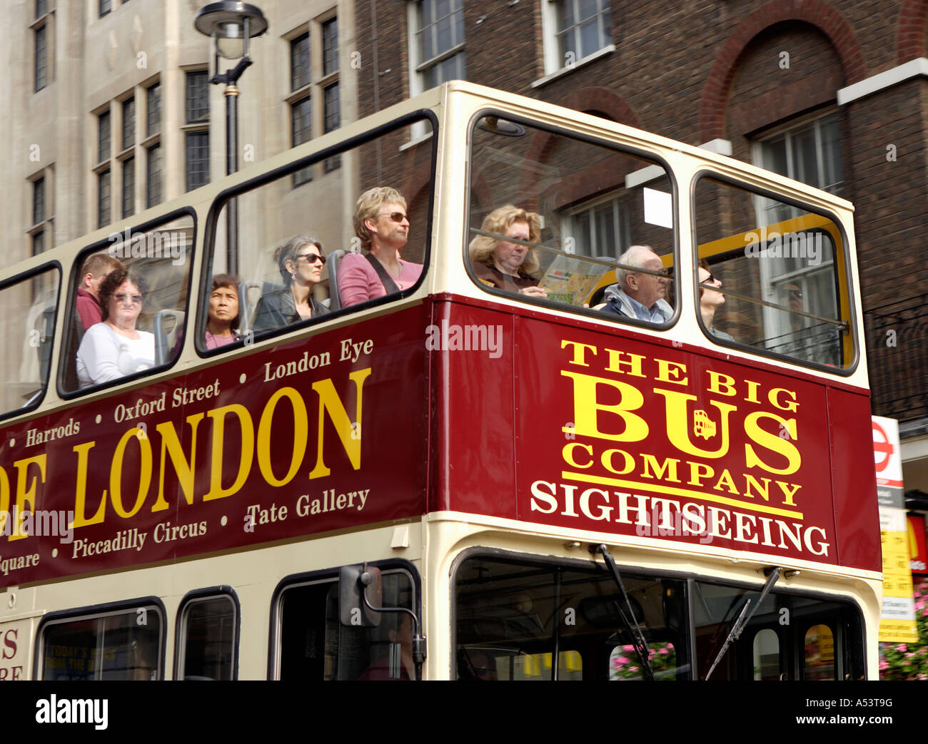 Touristen auf einem Sightseeing-Bus, London, Großbritannien Stockfoto