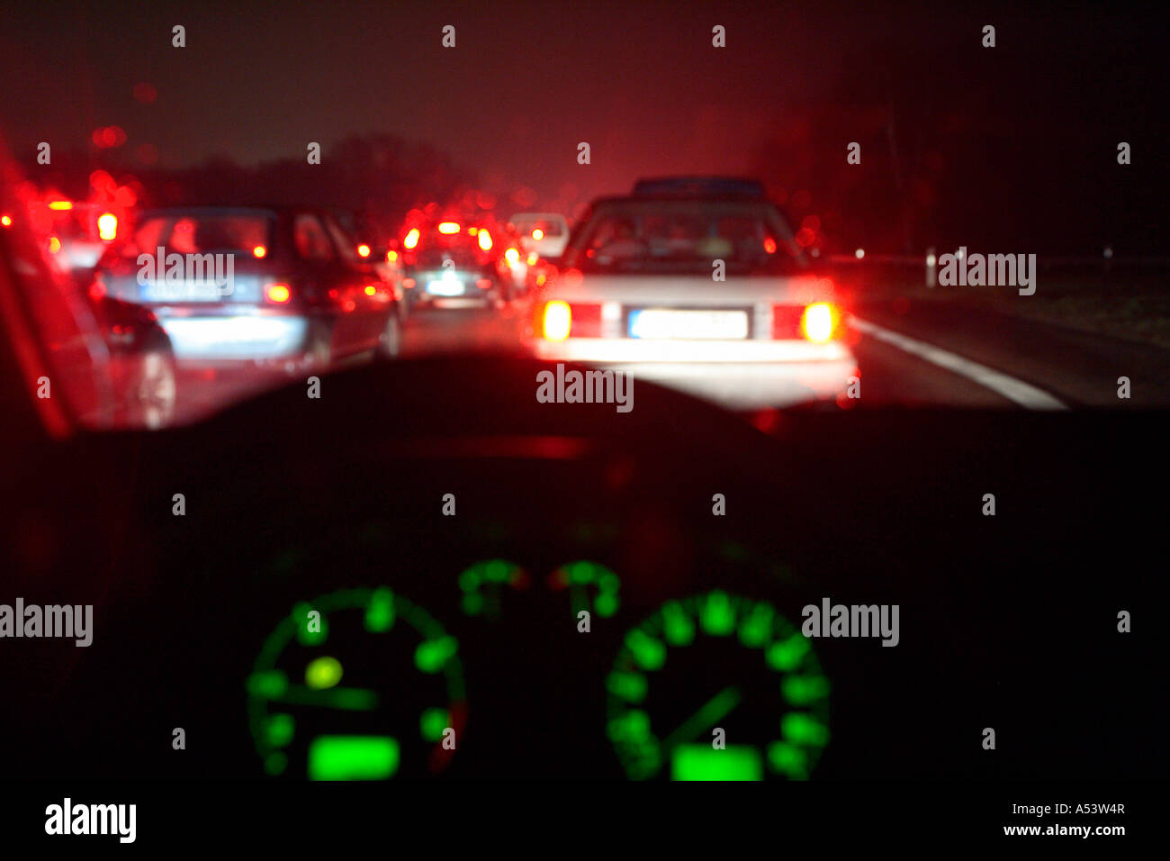 Verschwommene Sicht von im Inneren eines Autos in der Nacht Stockfoto
