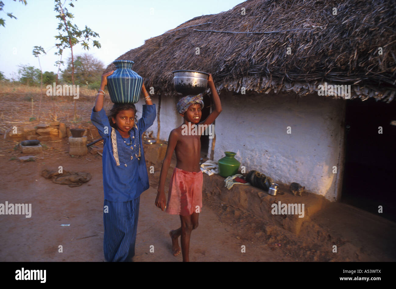 Painet ha2232 5018 Indien Kinder Arbeit tragen Wasser Land entwickeln Nation wirtschaftlich entwickelten Kultur Schwellen- Stockfoto