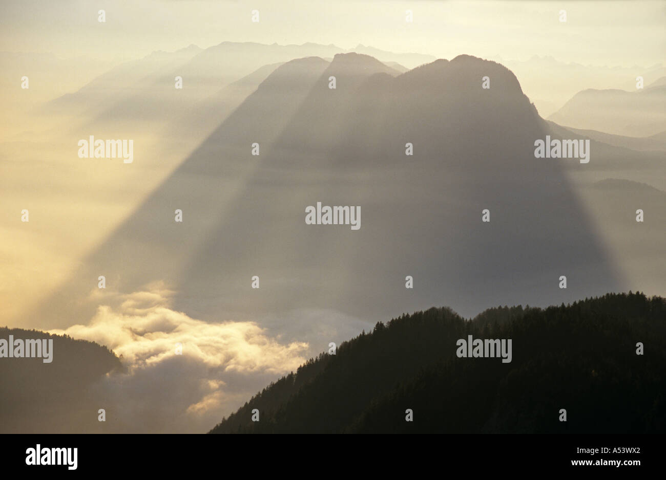 Ein Berg in der Nähe von Kufstein in der Morgensonne Tirol Österreich Stockfoto