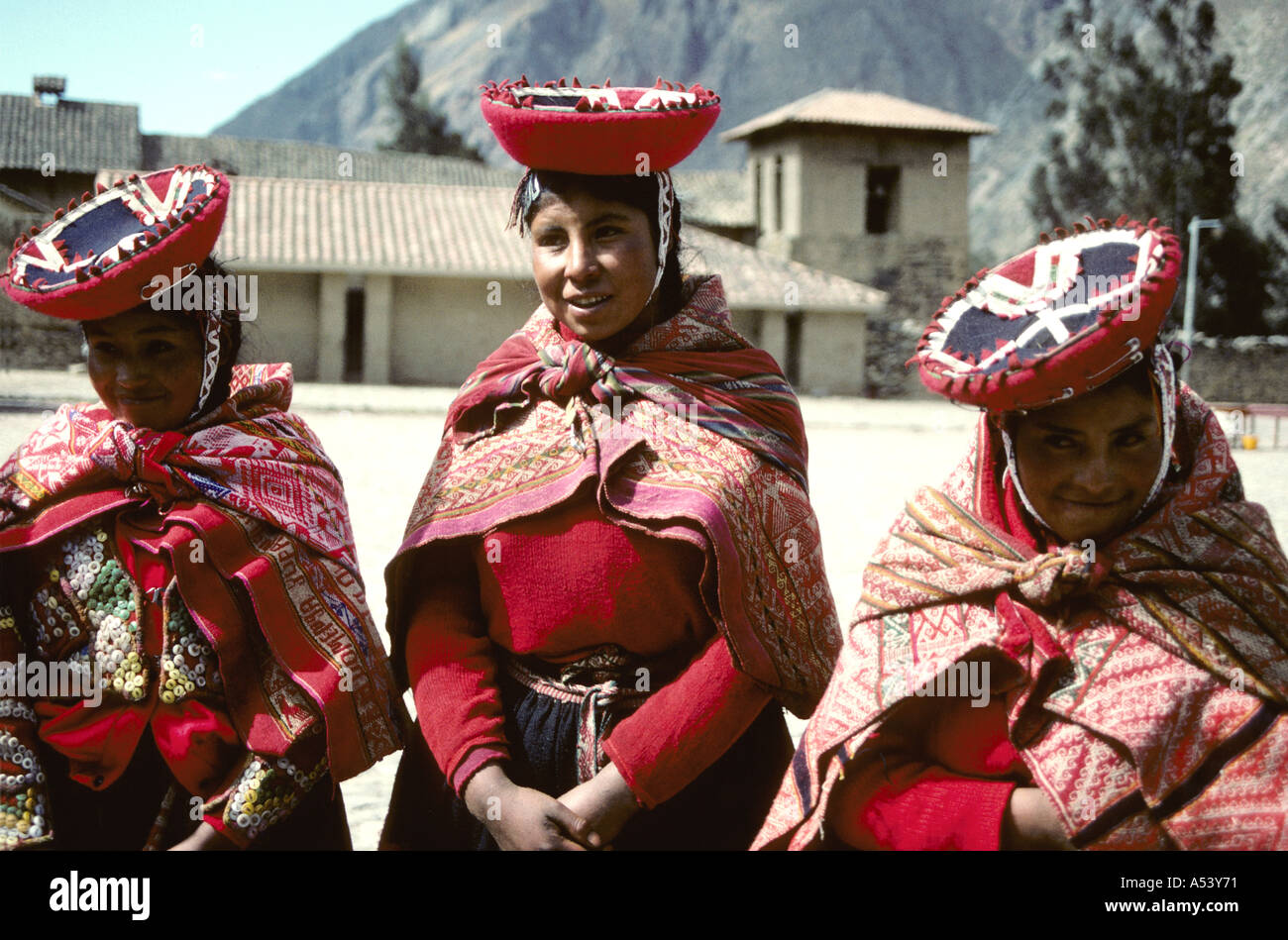 Quechua: drei Mädchen in Native Kostüm Ollantaytambo Peru Stockfoto