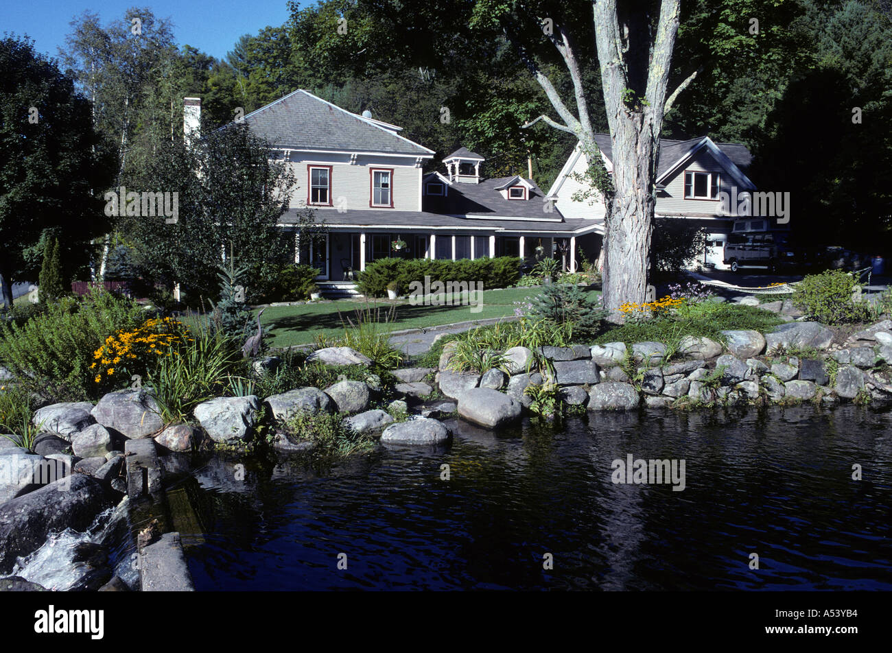 Haus und Teich Elizabethtown Upper New York State USA Stockfoto
