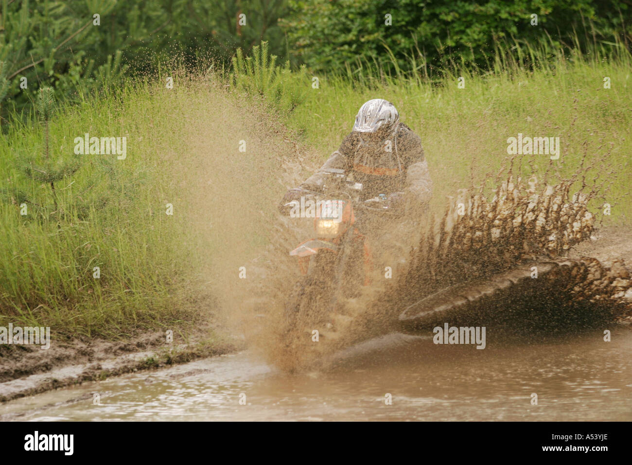Motorrad-Fahrten durch Wasser und Schlamm bei Rallye Berlin-Breslau Stockfoto