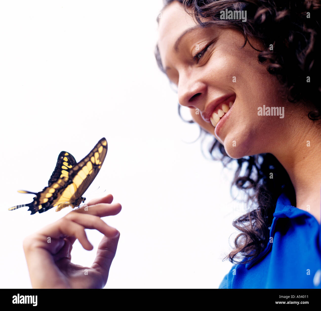 Frau mit Schmetterling auf der Seite Stockfoto