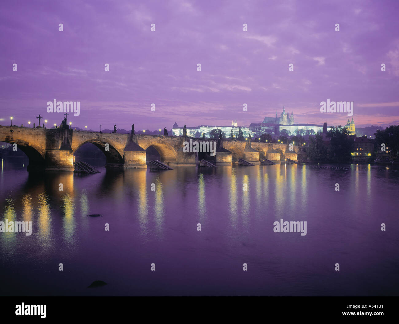 Karlsbrücke über die Moldau zur Burg Hradschin in Prag in der Abenddämmerung Stockfoto