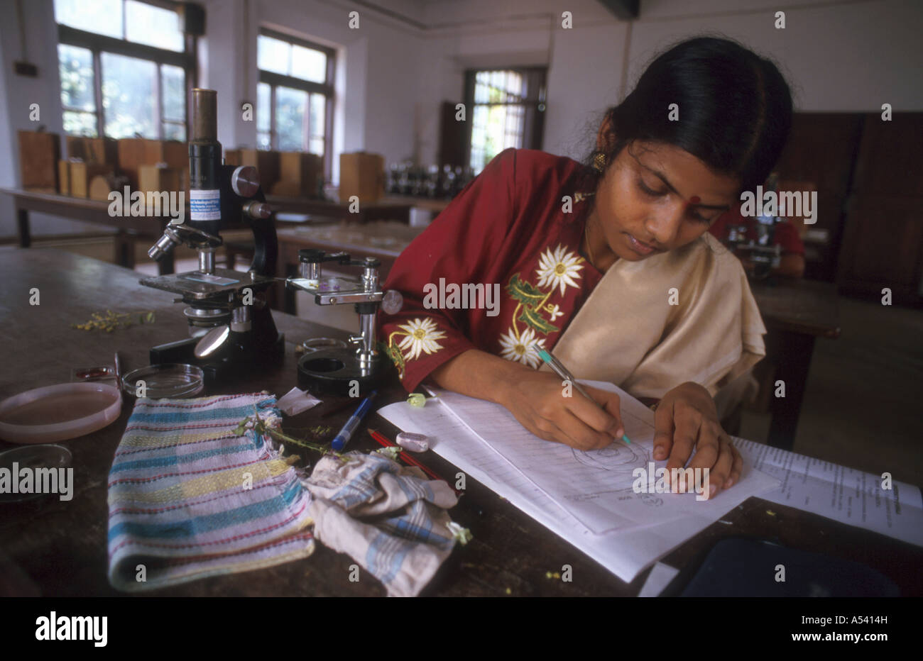 Painet ha2428 Indien Schulen Mädchen, die Botanik Prüfung Mar Ivanios College Trivandrum Kerala Land Entwicklungsland Stockfoto