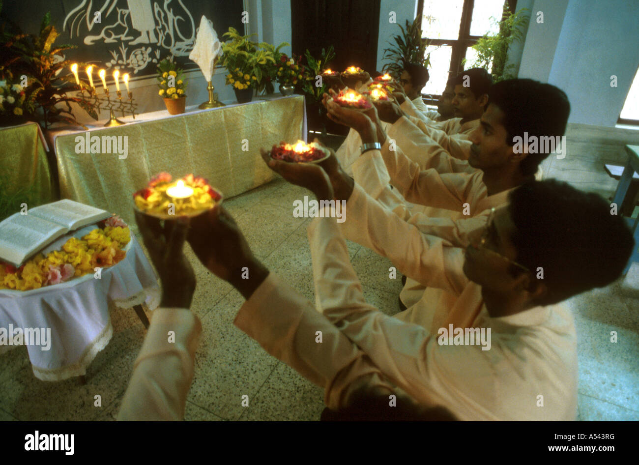 Painet ha2585 5430 Indien Religion Kerze Kerzen christliche Malabar Brüder Noviziaten Profess Trichur kerala Stockfoto