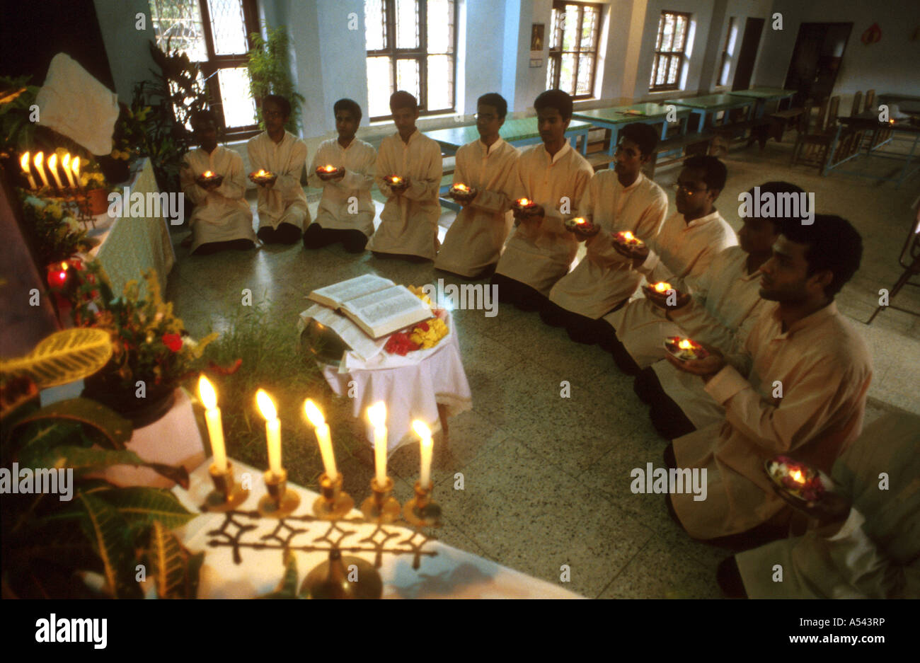 Painet ha2586 5431 Kerze Kerzen Indien Religion christliche Malabar Brüder Noviziaten Profess Trichur kerala Stockfoto