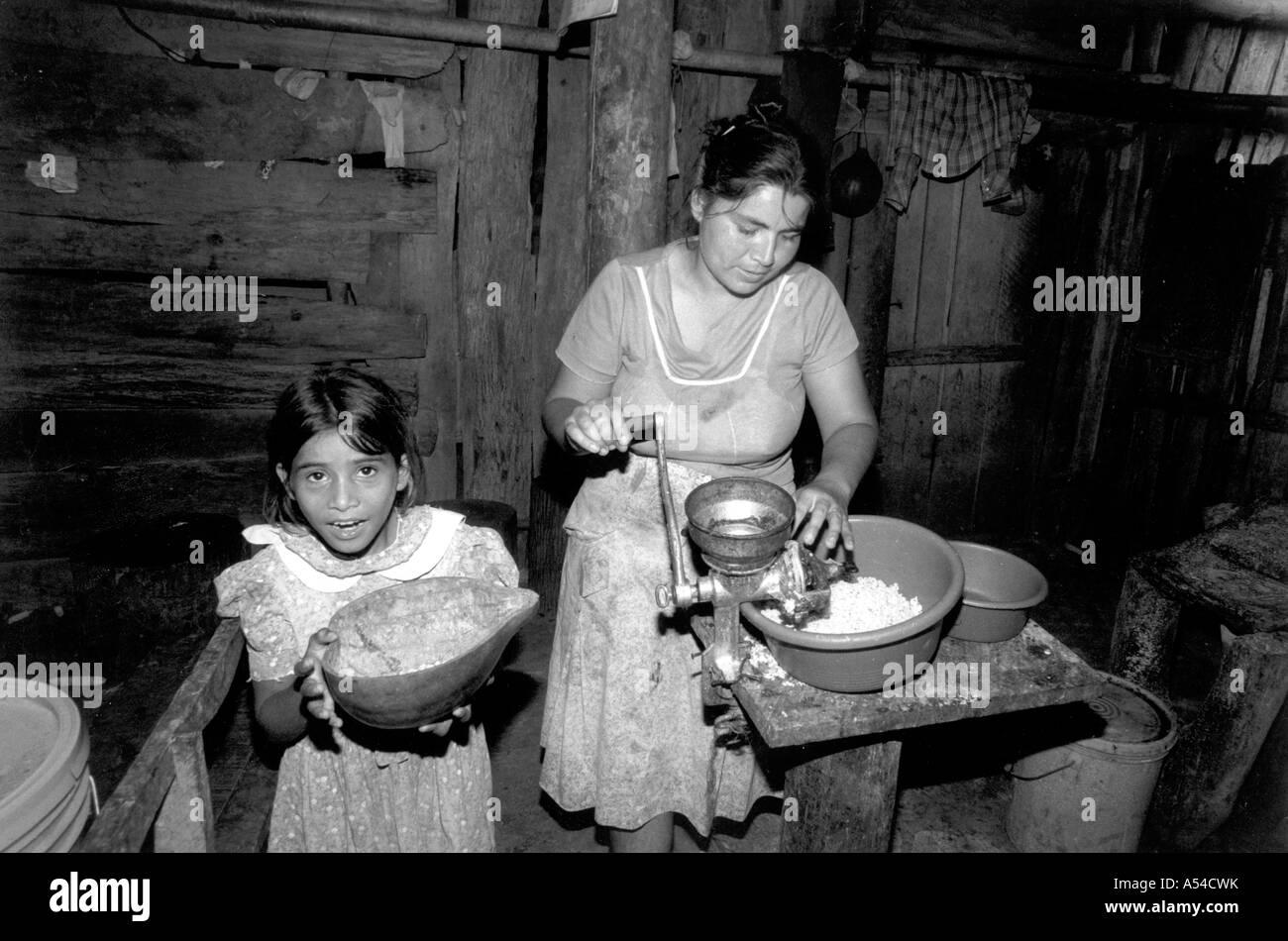 Painet hn1906 469 schwarz-weiß Arbeit Frau Mais Tal Frieden Belize Land entwickeln Nation weniger wirtschaftlich Schleifen Stockfoto