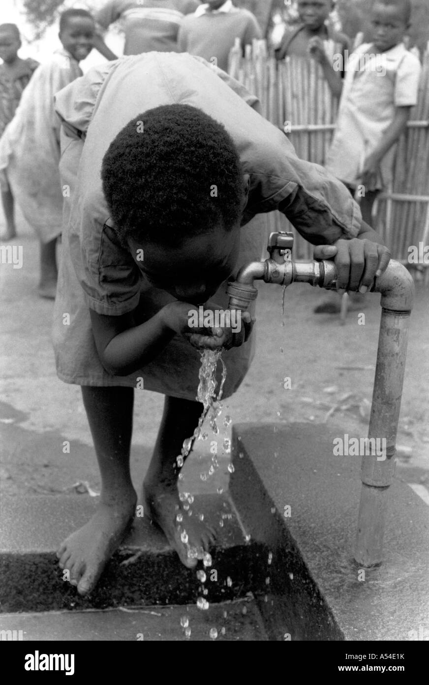 Painet hn1968 563 schwarzen und weißen Jungen trinken Wasserdorf Auslauf Ruanda Land sich entwickelnde Nation weniger wirtschaftlich Stockfoto