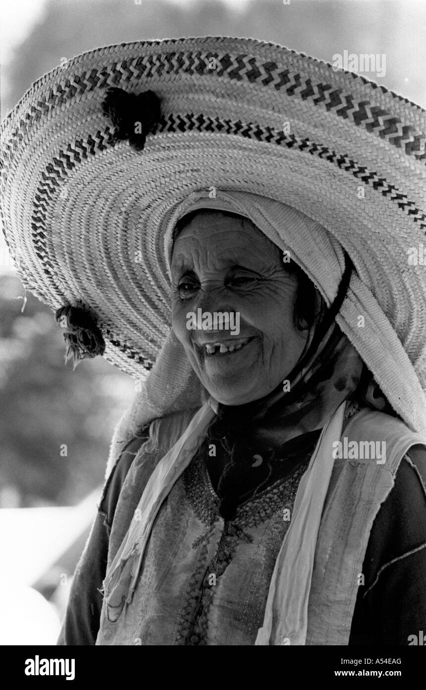 Painet hn1981 599 schwarzen und weißen Flächen Frau mit Stroh Sombrero Rif Gebirge Chaouen Marokko Land Entwicklungsland Stockfoto