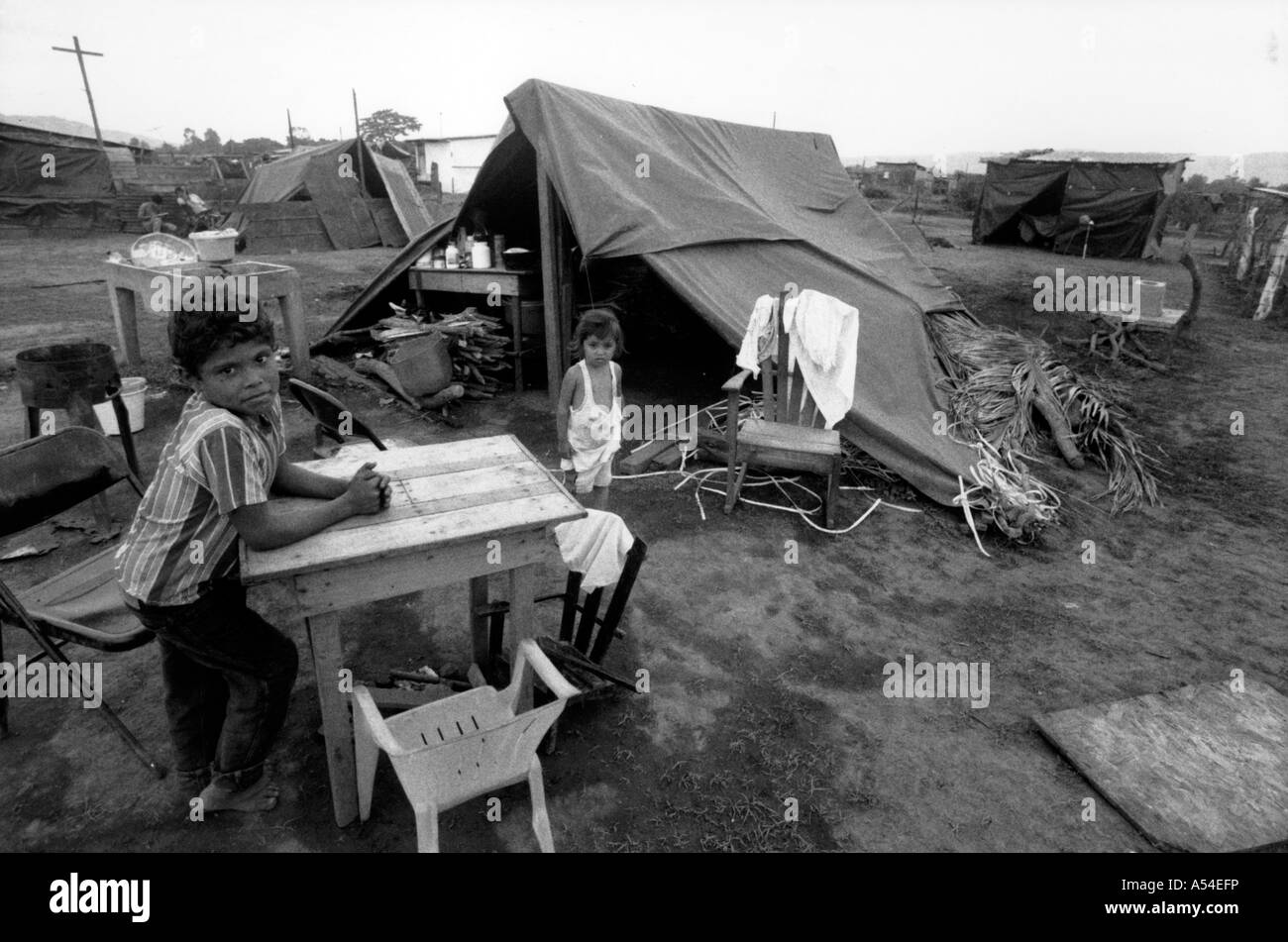 Painet hn2002 639 schwarz-weiß Hurrikan Mitch Kinderheim zerstört durch Überschwemmungen Leben prekär Shanty-Bedingungen Stockfoto