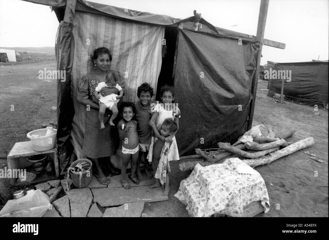 Painet hn2004 641 schwarz-weiß Hurrikan Mitch zehn Familienmitglieder Leben dieser winzigen Kunststoff Shack feuchten Lehmboden Hause verloren Stockfoto