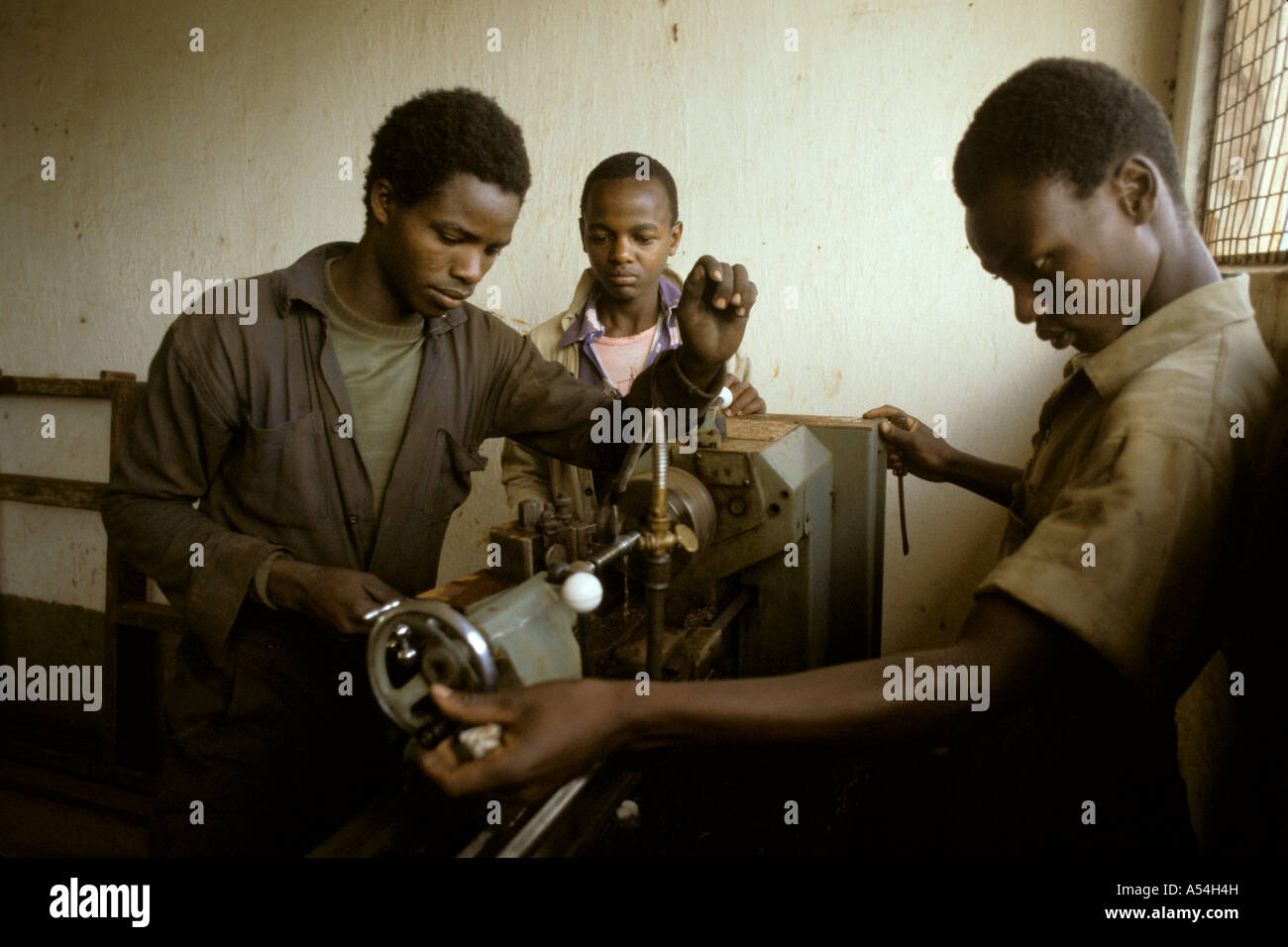Painet hq1472 Tansania Student Mechanik Singhida Pgoto Bildung Bilder Männer Schule Ausbildung Land sich entwickelnde Nation weniger Stockfoto